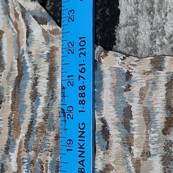 BKE BOUTIQUE SHEER STUDDED SCOOP-NECK DROPTAIL SHIRT - Picture 10 of 14